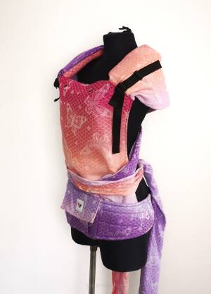 Ergonomic baby carrier. Hybrid baby carrier. Lace Love Themis.